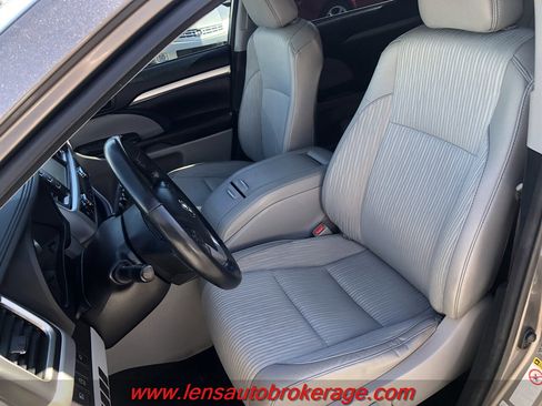 Used 2017 Toyota Highlander Plus image 12