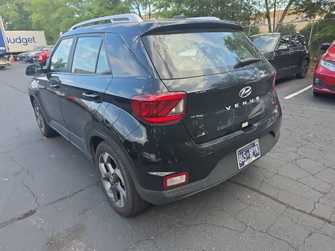 Used 2025 Hyundai Venue SEL FWD image 8