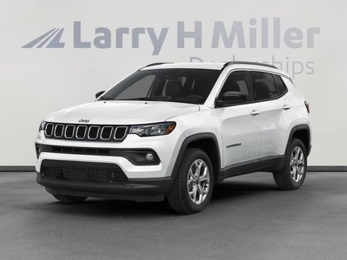 Used 2025 Jeep Compass Latitude AWD/4WD image 2