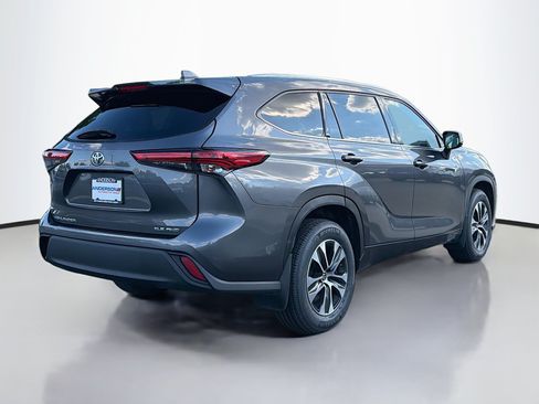 Used 2021 Toyota Highlander XLE AWD/4WD image 2