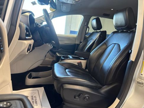 Used 2024 Chrysler Pacifica Touring-L FWD image 9