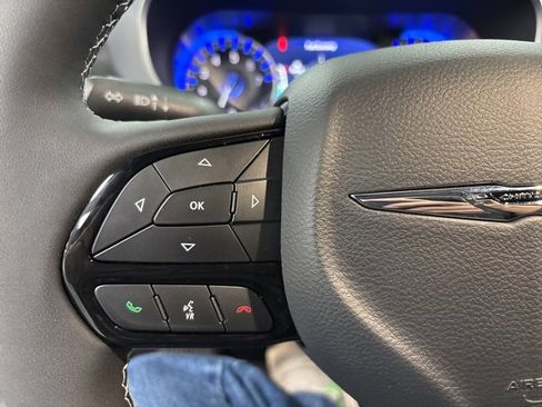 Used 2025 Chrysler Pacifica Limited image 28