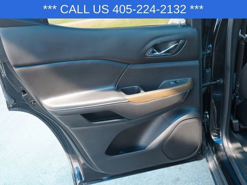 Used 2023 GMC Acadia SLE w/ Driver Convenience Package FWD image 31