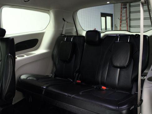 Used 2024 Chrysler Pacifica Touring-L FWD image 14