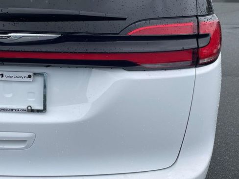 Used 2024 Chrysler Pacifica Touring-L image 16