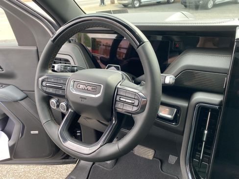 Certified 2025 GMC Yukon XL AT4 w/ AT4 Premium Plus Package AWD/4WD image 24