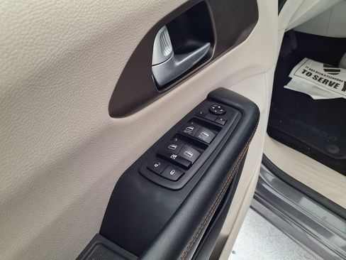 Used 2017 Chrysler Pacifica Touring FWD image 4
