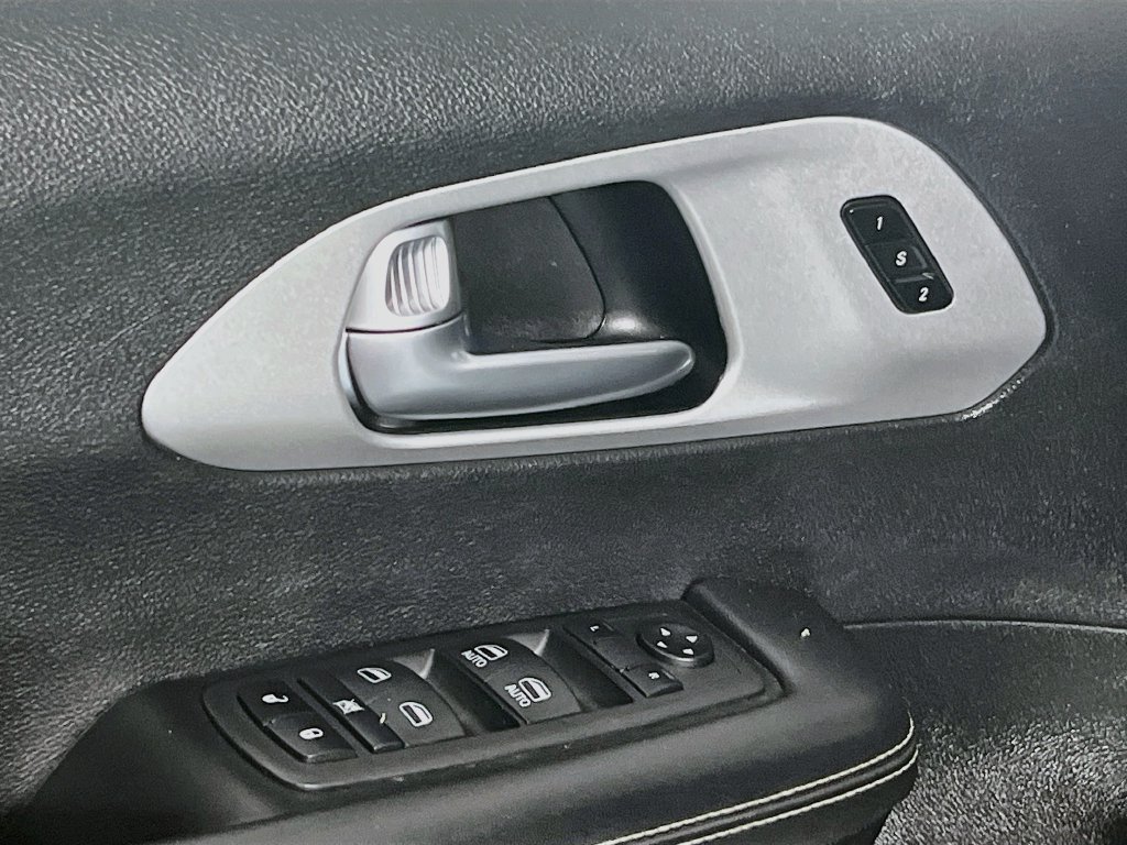 Used 2024 Chrysler Pacifica Limited FWD image 14