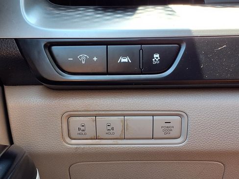 Used 2023 Kia Carnival LX FWD image 24
