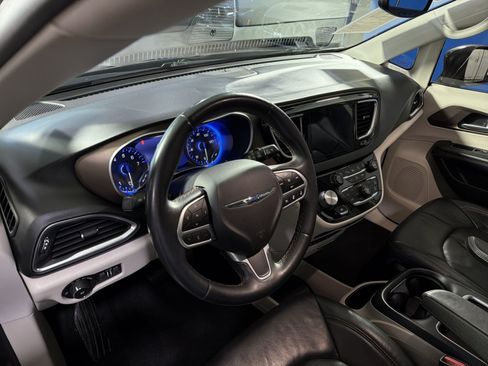 Used 2018 Chrysler Pacifica Touring-L Plus w/ Advanced Safetytec Group FWD image 19