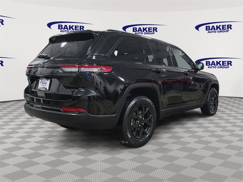 Used 2024 Jeep Grand Cherokee Altitude image 5