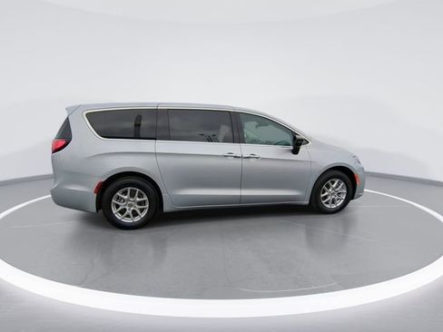 Used 2024 Chrysler Pacifica Touring-L image 8