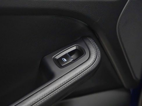 Certified 2025 Porsche Macan image 16