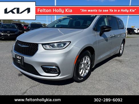 Used 2024 Chrysler Pacifica Touring-L FWD image 1