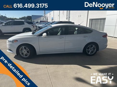 Used 2018 Ford Fusion SE w/ Fusion SE Technology Package image 2