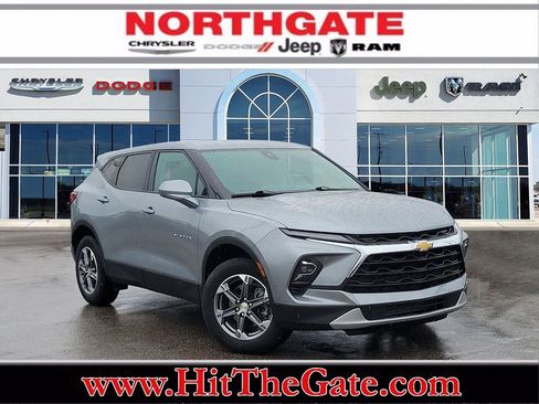 Used 2025 Chevrolet Blazer LT FWD image 1