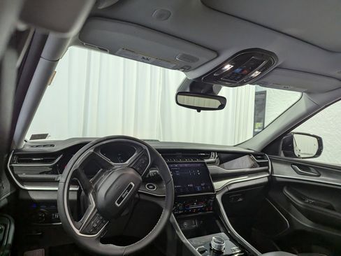 Used 2023 Jeep Grand Cherokee 4WD 4xe image 9