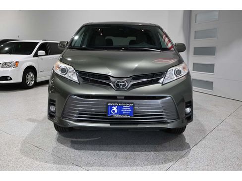 Used 2019 Toyota Sienna XLE w/ XLE Navigation Package FWD image 4