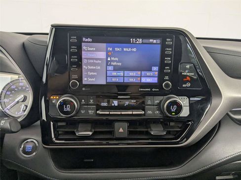 Used 2022 Toyota Highlander XLE FWD image 41