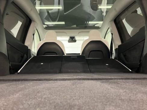 Used 2022 Tesla Model Y Long Range image 35