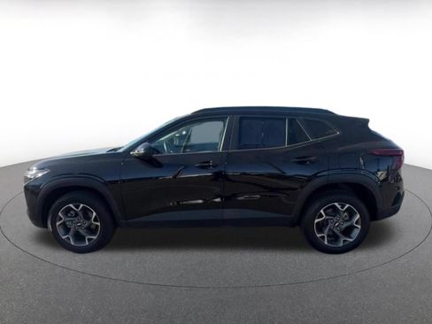 Used 2025 Chevrolet Trax LT w/ LT Convenience Package FWD image 8