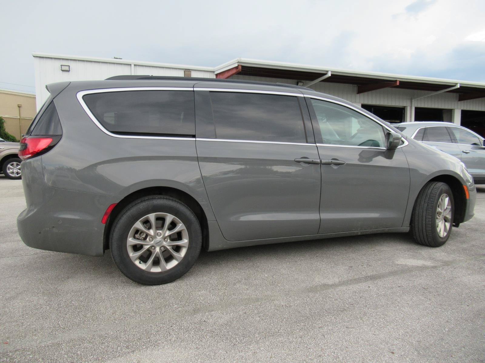 Used 2022 Chrysler Pacifica Touring-L AWD/4WD image 8