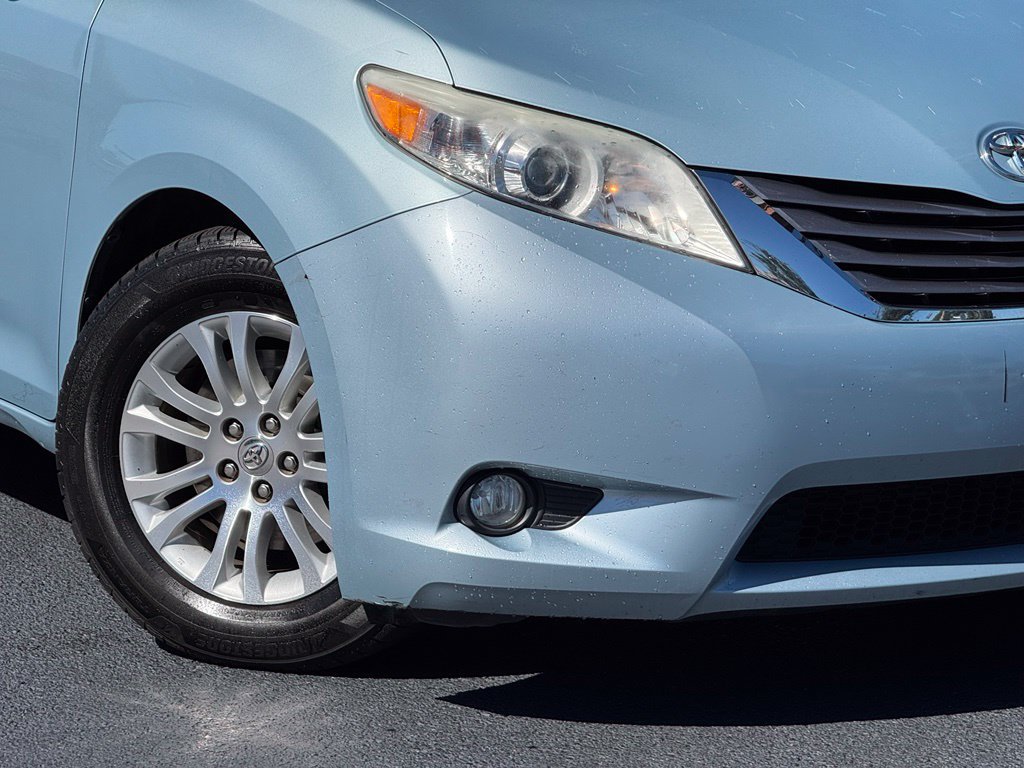 Used 2017 Toyota Sienna XLE Premium FWD image 12