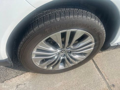 Used 2024 Toyota Venza Limited AWD/4WD image 22