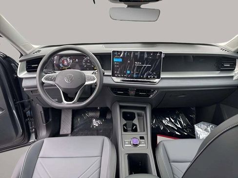 New 2025 Volkswagen Tiguan SE image 9