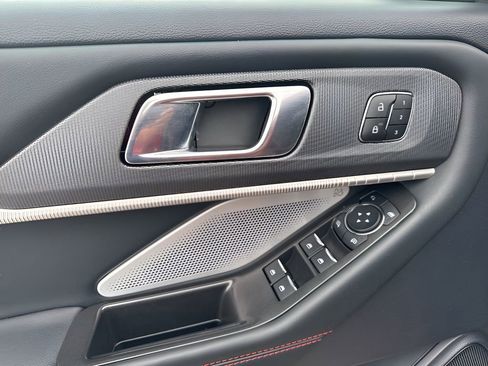 Used 2025 Ford Explorer ST image 28