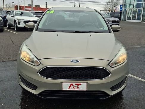Used 2016 Ford Focus SE image 2