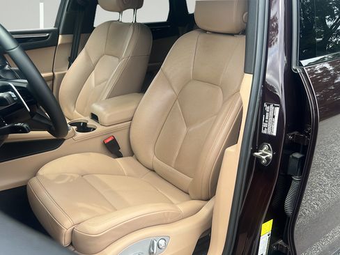 Certified 2023 Porsche Macan AWD/4WD image 13