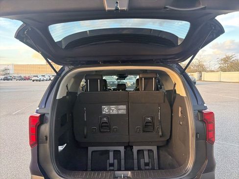 Used 2025 Kia Carnival image 11