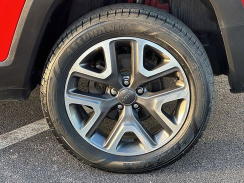 Used 2018 Jeep Renegade Latitude w/ Cold Weather Group image 9