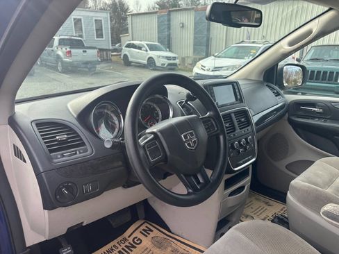 Used 2018 Dodge Grand Caravan SE w/ UConnect Hands-Free Group image 8