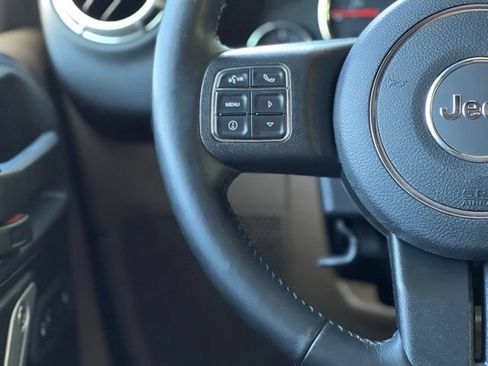 Used 2017 Jeep Wrangler Unlimited Sahara w/ Connectivity Group AWD/4WD image 30