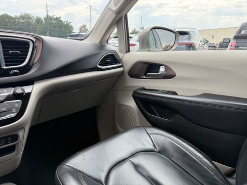 Used 2017 Chrysler Pacifica Touring-L FWD image 8
