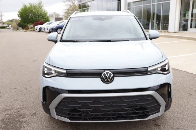 Used 2025 Volkswagen Taos SE FWD image 9