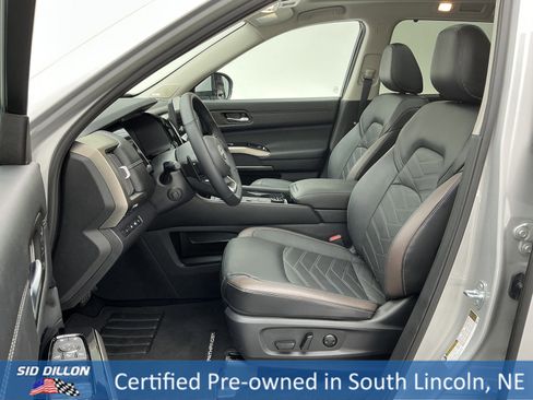 Used 2024 Nissan Pathfinder Platinum image 17