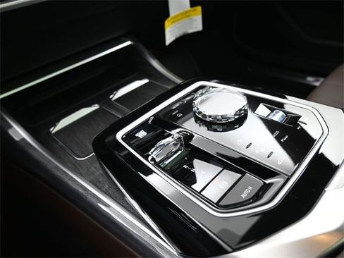 New 2026 BMW 750e xDrive w/ Premium Package image 33