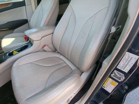 Used 2017 Lincoln MKC Select w/ Select Plus Package AWD/4WD image 17