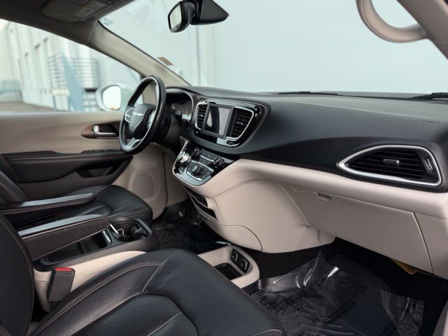 Used 2019 Chrysler Pacifica Touring-L FWD image 15