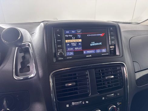 Used 2018 Dodge Grand Caravan SE w/ UConnect Hands-Free Group image 17