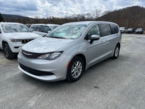 Used 2023 Chrysler Voyager LX image 2