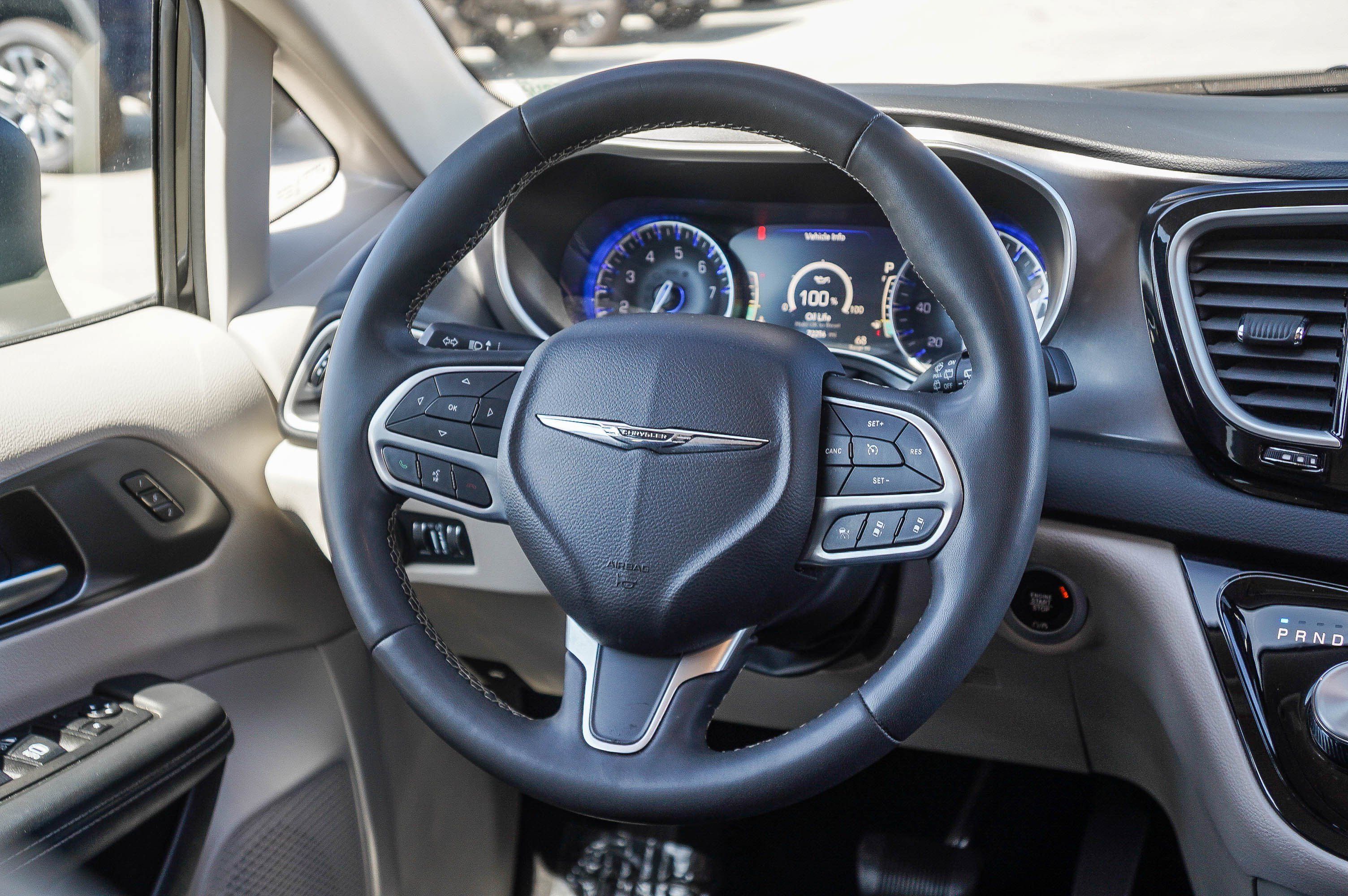 Used 2023 Chrysler Pacifica Touring-L FWD image 16