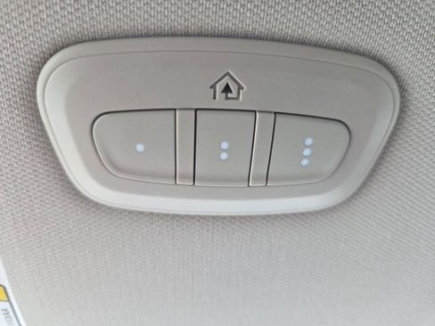 Used 2018 Jeep Cherokee Latitude w/ Comfort & Convenience Group image 29