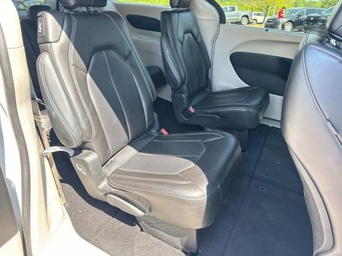 Used 2023 Chrysler Pacifica Touring-L FWD image 21