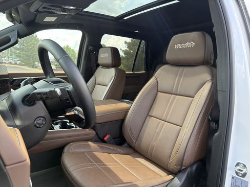 Used 2025 Chevrolet Tahoe High Country AWD/4WD image 7
