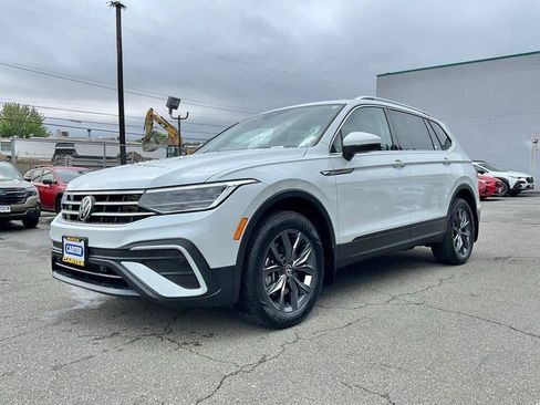 Used 2023 Volkswagen Tiguan SE w/ Panoramic Sunroof Package AWD/4WD image 4