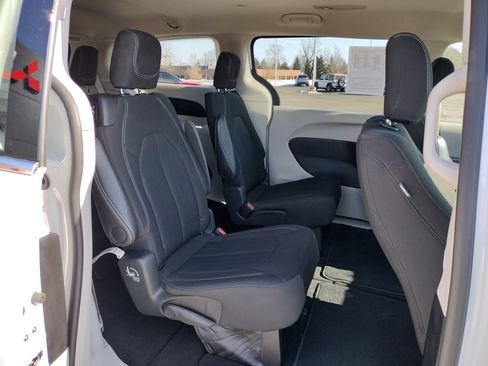 Used 2024 Chrysler Voyager LX image 18